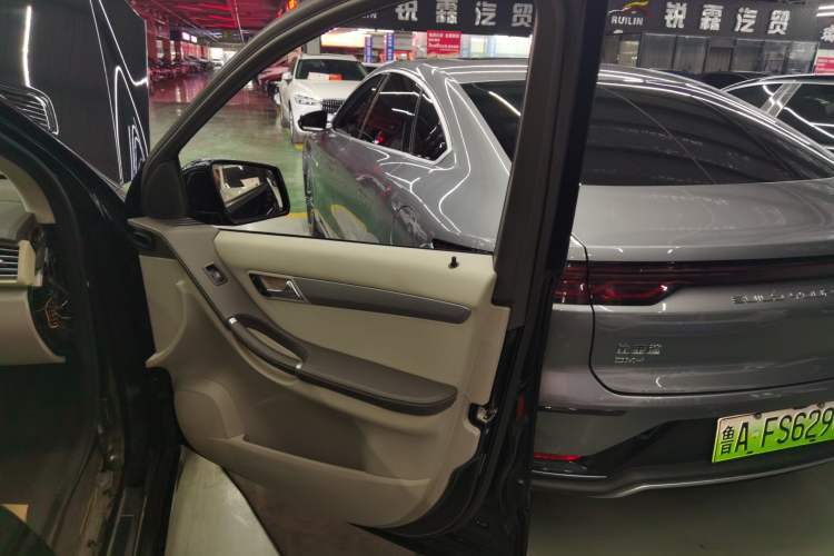 Used Mercedes-Benz R-Class 2015 R 320 4MATIC Luxury Model Right Front Door Interior
