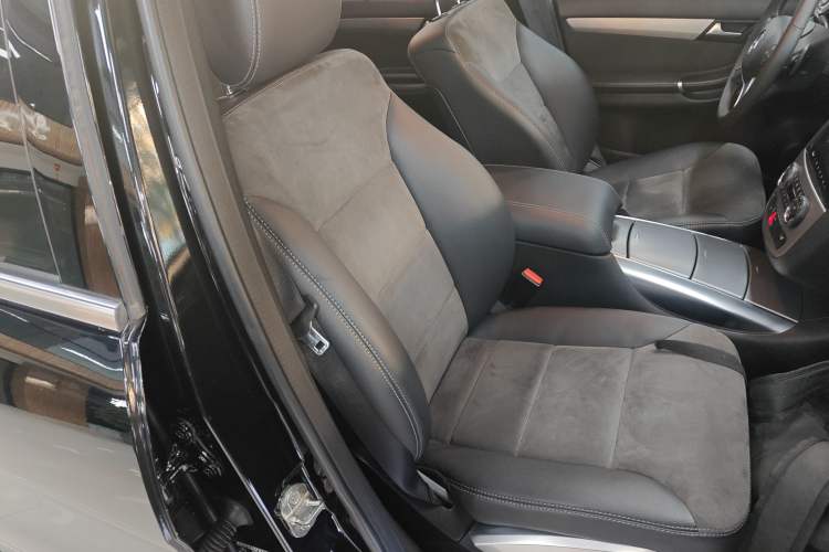 Used Mercedes-Benz R-Class 2015 R 320 4MATIC Luxury Model Right Front Seat