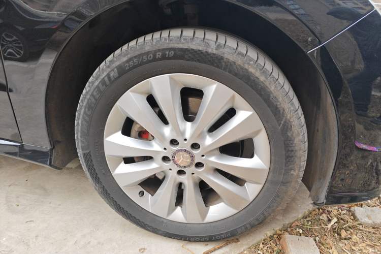 Used Mercedes-Benz R-Class 2015 R 400 4MATIC Luxury Model Right Front Wheel Hub