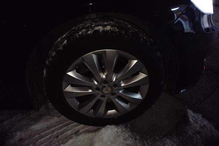 Used Mercedes-Benz R-Class 2015 R 400 4MATIC Luxury Model Right Front Wheel Hub