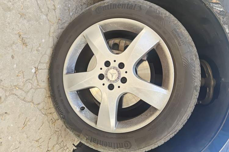 Used Mercedes-Benz R-Class 2015 R 320 4MATIC Luxury Model Right Front Wheel Hub