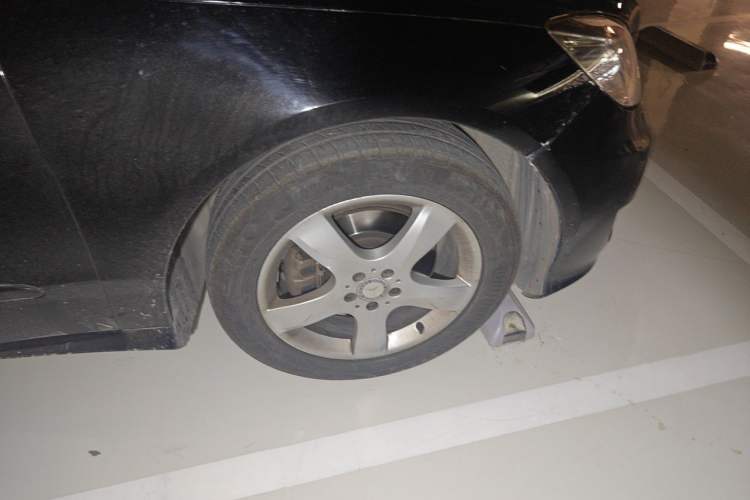 Used Mercedes-Benz R-Class 2015 R 400 4MATIC Business Model Right Front Wheel Hub