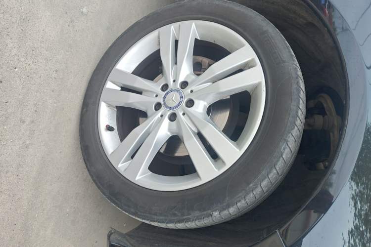 Used Mercedes-Benz R-Class 2015 R 320 4MATIC Luxury Model Right Front Wheel Hub
