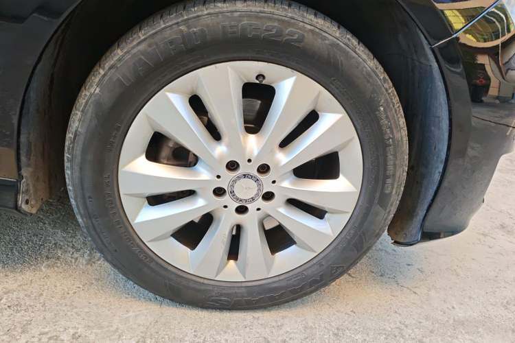 Used Mercedes-Benz R-Class 2015 R 400 4MATIC Luxury Model Right Front Wheel Hub