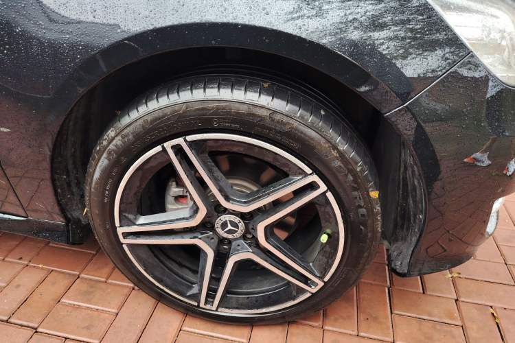 Used Mercedes-Benz R-Class 2015 R 320 4MATIC Luxury Model Right Front Wheel Hub