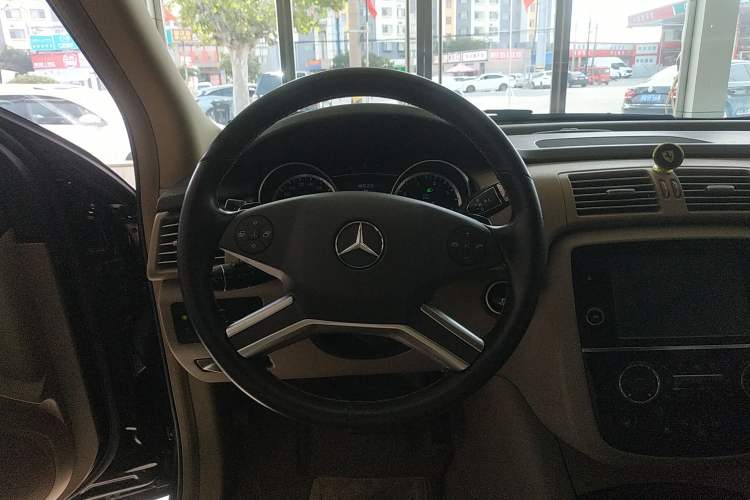 Used Mercedes-Benz R-Class 2015 R 320 4MATIC Luxury Model Steering Wheel