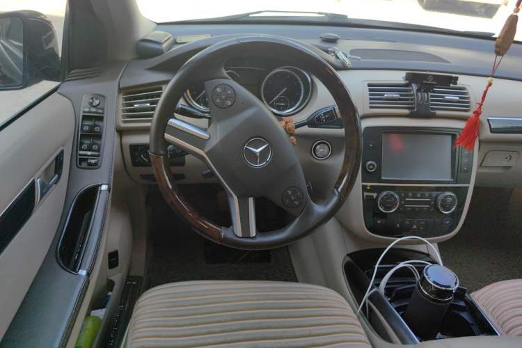 Used Mercedes-Benz R-Class 2015 R 400 4MATIC Luxury Model Steering Wheel