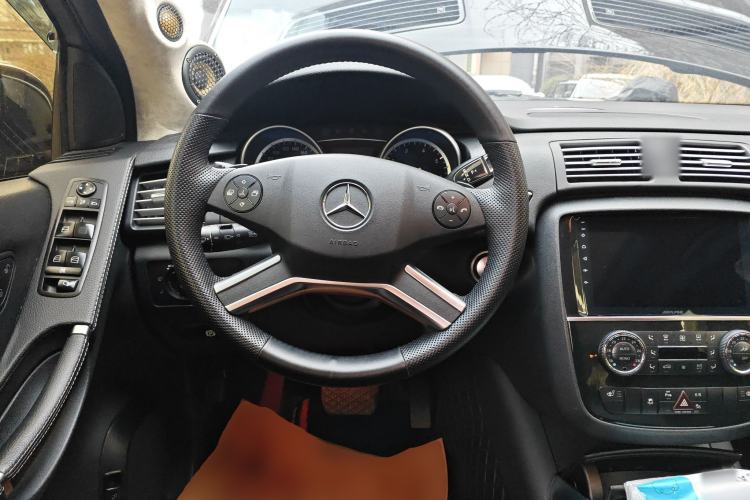 Used Mercedes-Benz R-Class 2015 R 400 4MATIC Luxury Model Steering Wheel