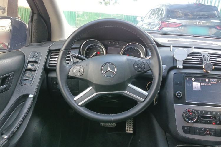 Used Mercedes-Benz R-Class 2015 R 320 4MATIC Luxury Model Steering Wheel