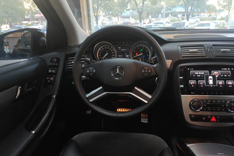 Used Mercedes-Benz R-Class 2015 R 320 4MATIC Luxury Model Steering Wheel