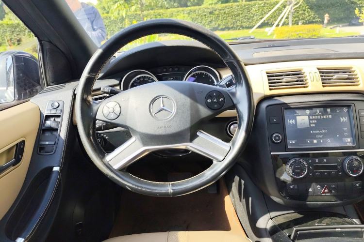 Used Mercedes-Benz R-Class 2015 R 400 4MATIC Luxury Model Steering Wheel