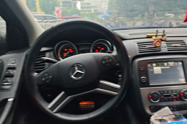 Used Mercedes-Benz R-Class 2015 R 320 4MATIC Luxury Model Steering Wheel