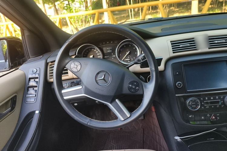 Used Mercedes-Benz R-Class 2015 R 320 4MATIC Luxury Model Steering Wheel