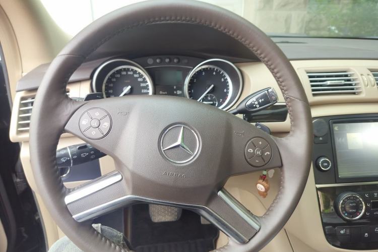 Used Mercedes-Benz R-Class 2015 R 320 4MATIC Luxury Model Steering Wheel