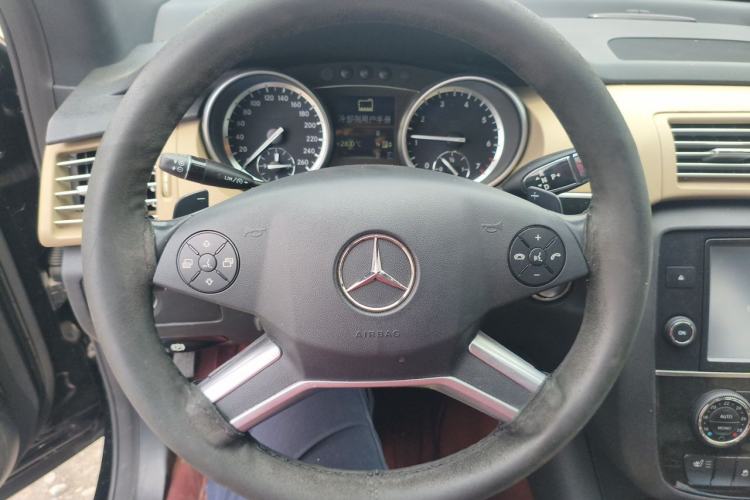 Used Mercedes-Benz R-Class 2015 R 400 4MATIC Luxury Model Steering Wheel
