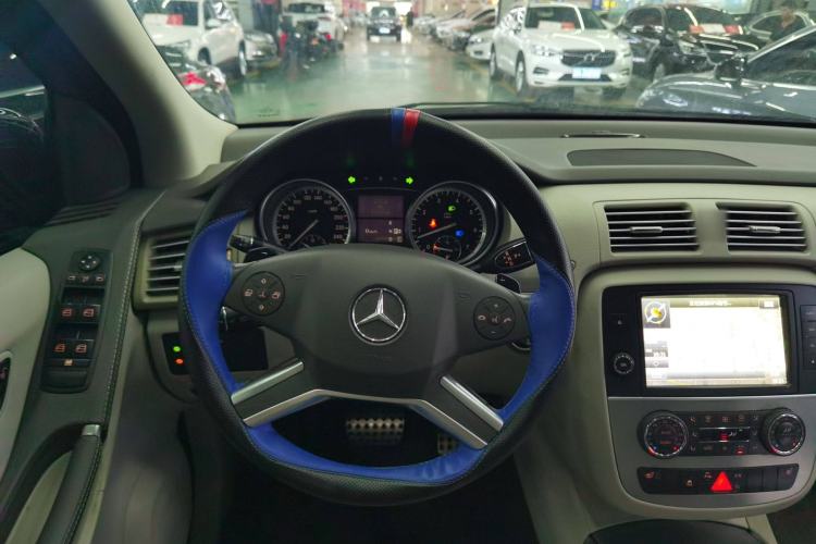 Used Mercedes-Benz R-Class 2015 R 320 4MATIC Luxury Model Steering Wheel