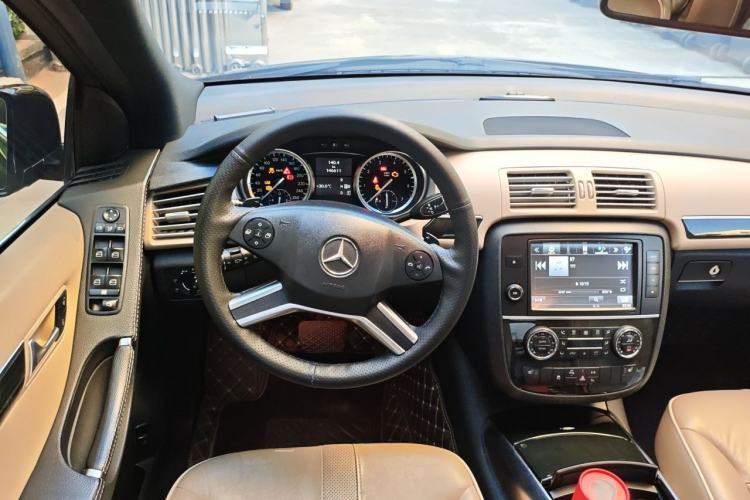 Used Mercedes-Benz R-Class 2015 R 400 4MATIC Luxury Model Steering Wheel