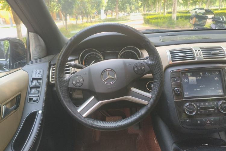 Used Mercedes-Benz R-Class 2015 R 320 4MATIC Luxury Model Steering Wheel