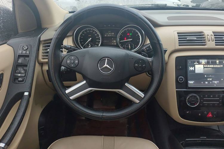 Used Mercedes-Benz R-Class 2015 R 400 4MATIC Luxury Model Steering Wheel