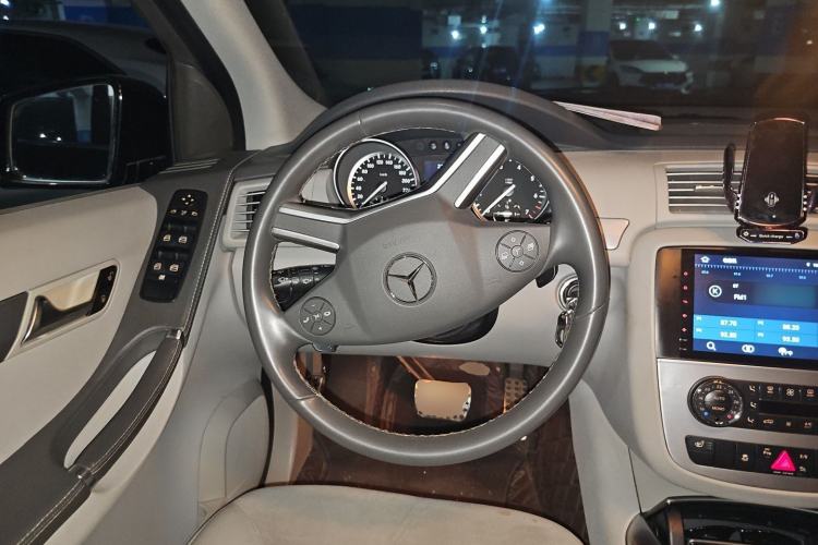 Used Mercedes-Benz R-Class 2015 R 320 4MATIC Luxury Model Steering Wheel