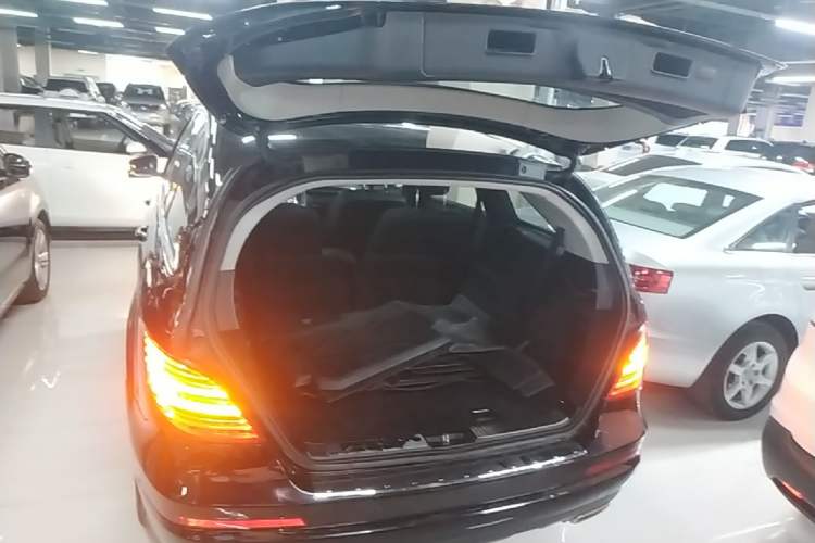 Used Mercedes-Benz R-Class 2015 R 320 4MATIC Luxury Model Trunk