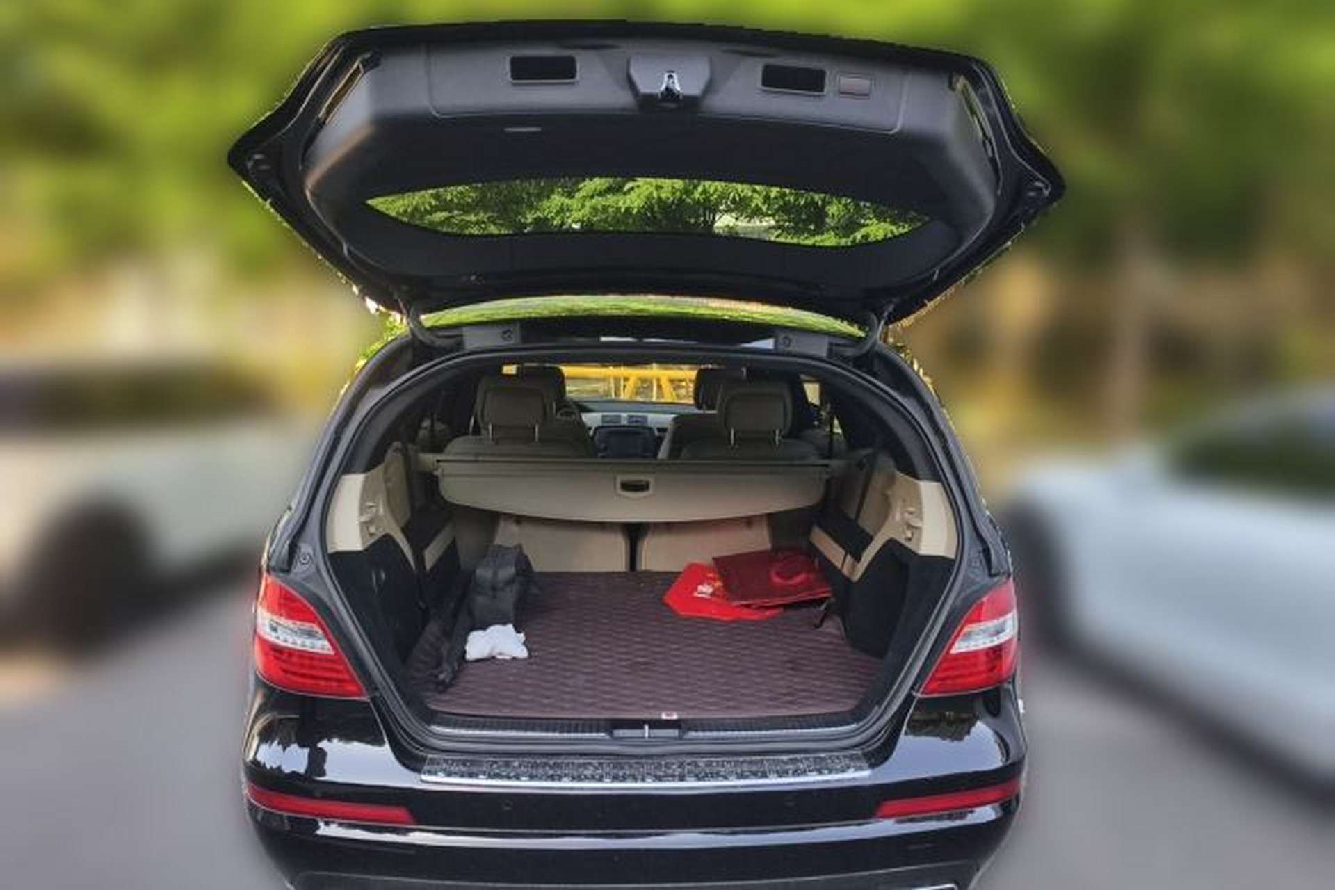 Used Mercedes-Benz R-Class 2015 R 320 4MATIC Luxury Model Trunk