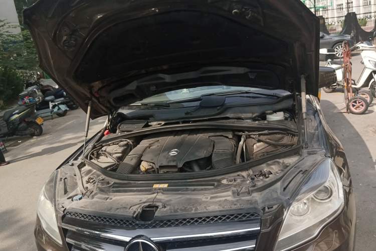 Used Mercedes-Benz R-Class 2015 R 320 4MATIC Luxury Model Engine Bay