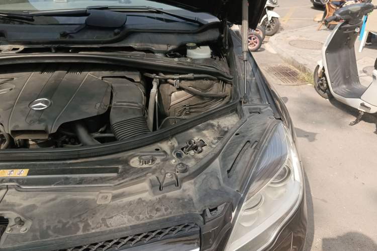 Used Mercedes-Benz R-Class 2015 R 320 4MATIC Luxury Model Engine Bay Left