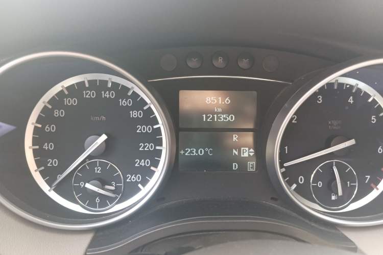 Used Mercedes-Benz R-Class 2015 R 320 4MATIC Luxury Model Odometer Close Up