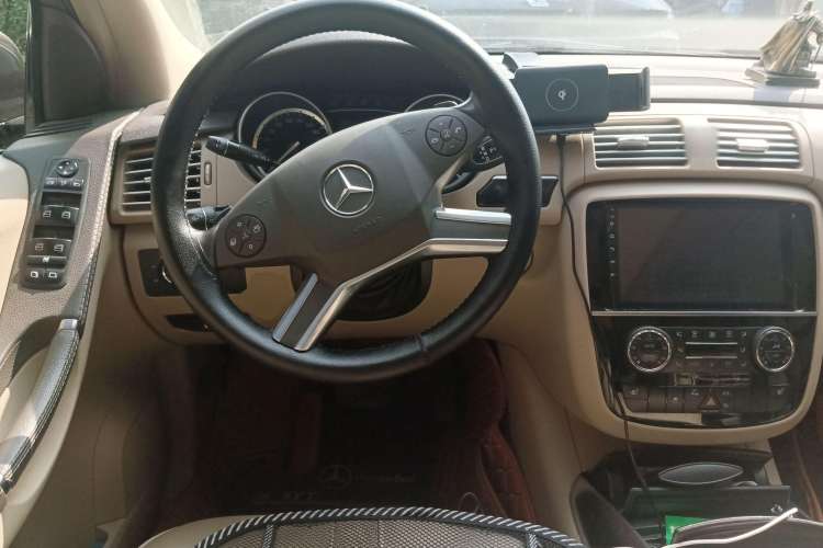 Used Mercedes-Benz R-Class 2015 R 320 4MATIC Luxury Model Steering Wheel