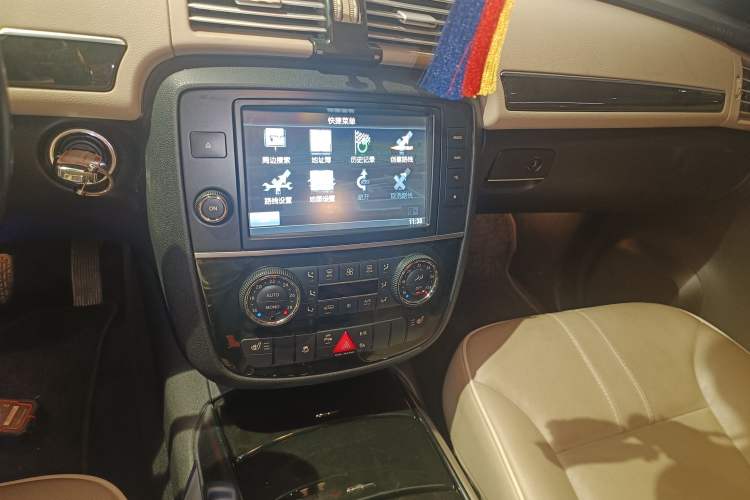 Used Mercedes-Benz R-Class 2015 R 400 4MATIC Luxury Model Audio And AC Panel