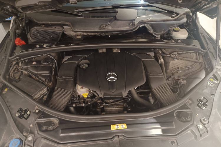 Used Mercedes-Benz R-Class 2015 R 400 4MATIC Luxury Model Engine Bay