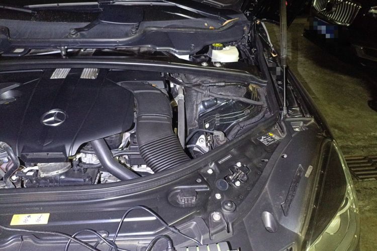 Used Mercedes-Benz R-Class 2015 R 320 4MATIC Luxury Model Engine Bay Left