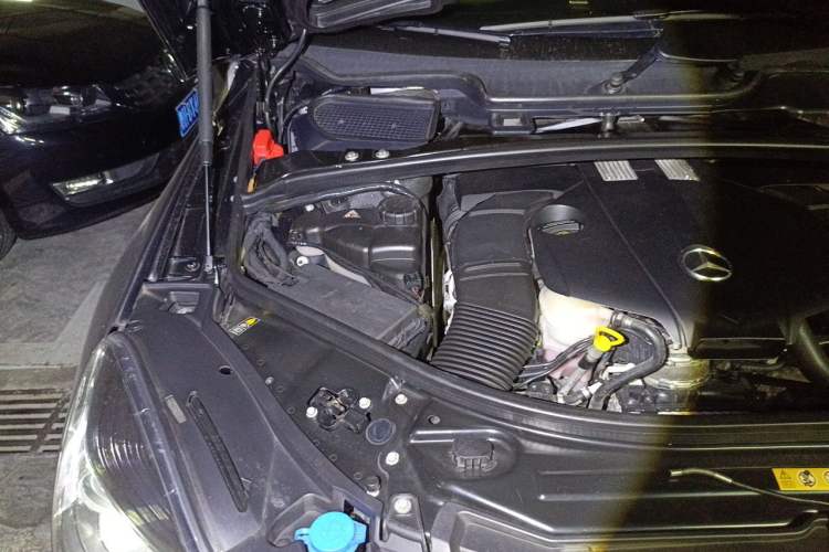Used Mercedes-Benz R-Class 2015 R 320 4MATIC Luxury Model Engine Bay Right