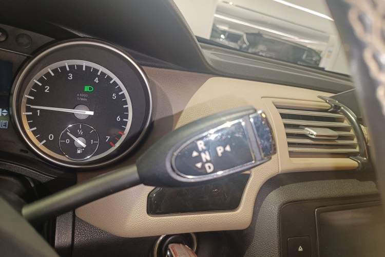 Used Mercedes-Benz R-Class 2015 R 400 4MATIC Luxury Model Gear Lever