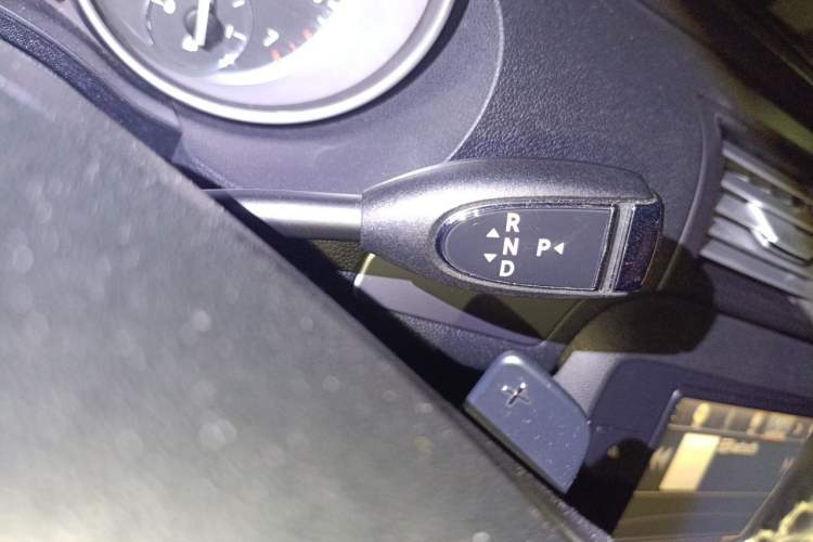 Used Mercedes-Benz R-Class 2015 R 320 4MATIC Luxury Model Gear Lever