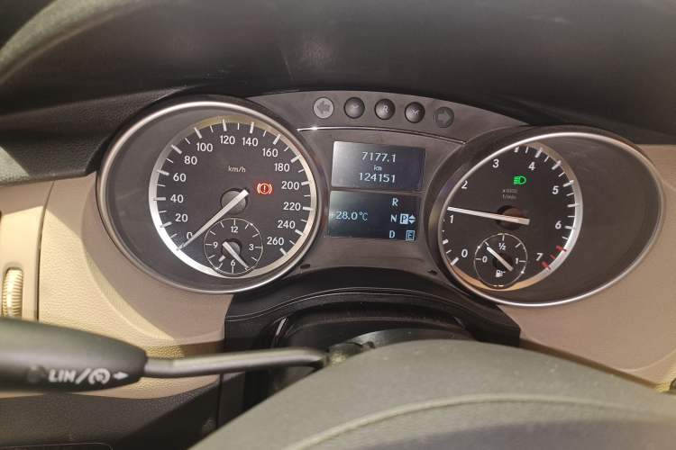 Used Mercedes-Benz R-Class 2015 R 400 4MATIC Luxury Model Instrument Cluster