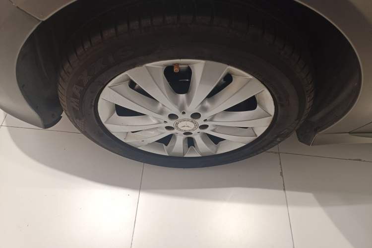 Used Mercedes-Benz R-Class 2015 R 400 4MATIC Luxury Model Left Front Wheel Hub