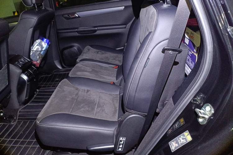 Used Mercedes-Benz R-Class 2015 R 320 4MATIC Luxury Model Left Rear Seat
