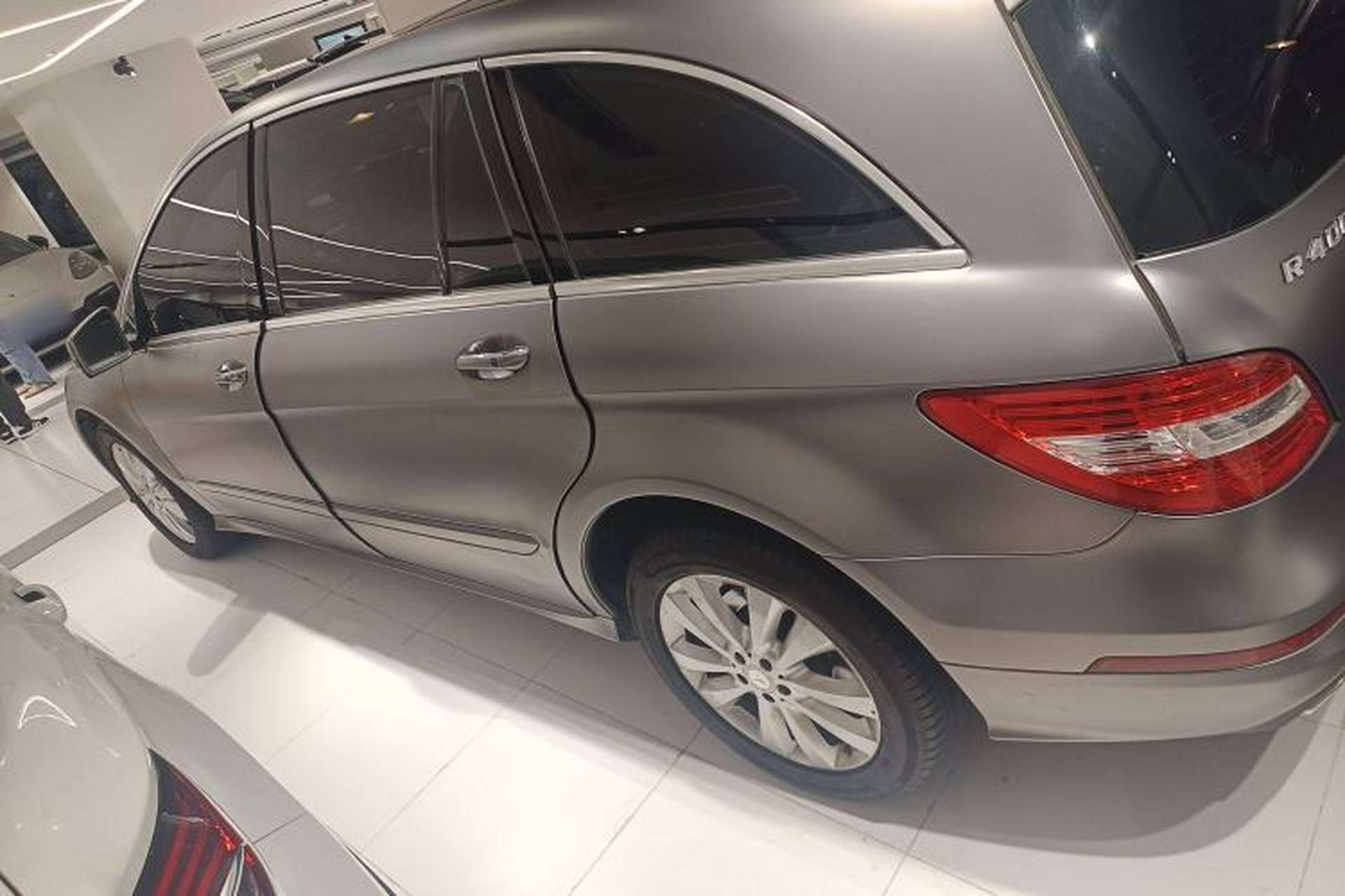 Used Mercedes-Benz R-Class 2015 R 400 4MATIC Luxury Model Left Side