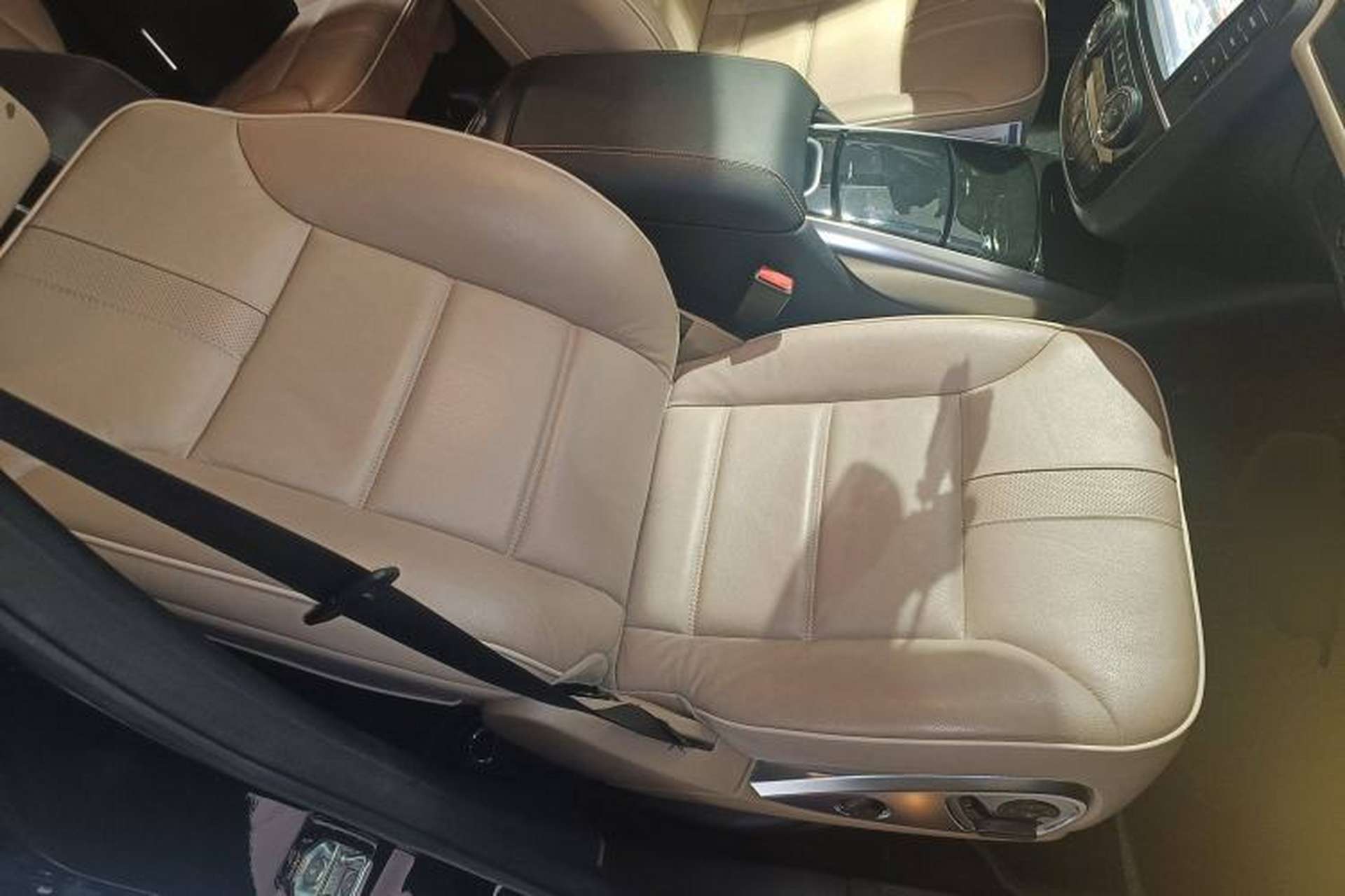 Used Mercedes-Benz R-Class 2015 R 400 4MATIC Luxury Model Right Front Seat