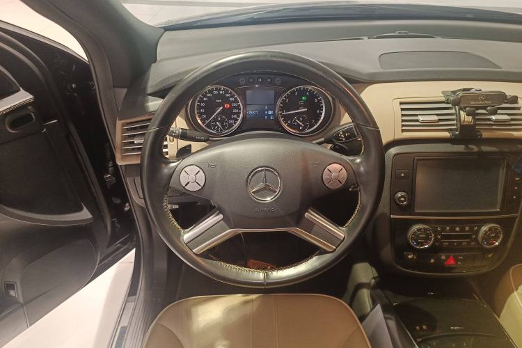 Used Mercedes-Benz R-Class 2015 R 400 4MATIC Luxury Model Steering Wheel