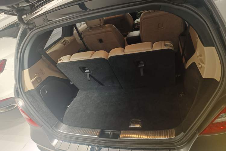Used Mercedes-Benz R-Class 2015 R 400 4MATIC Luxury Model Trunk