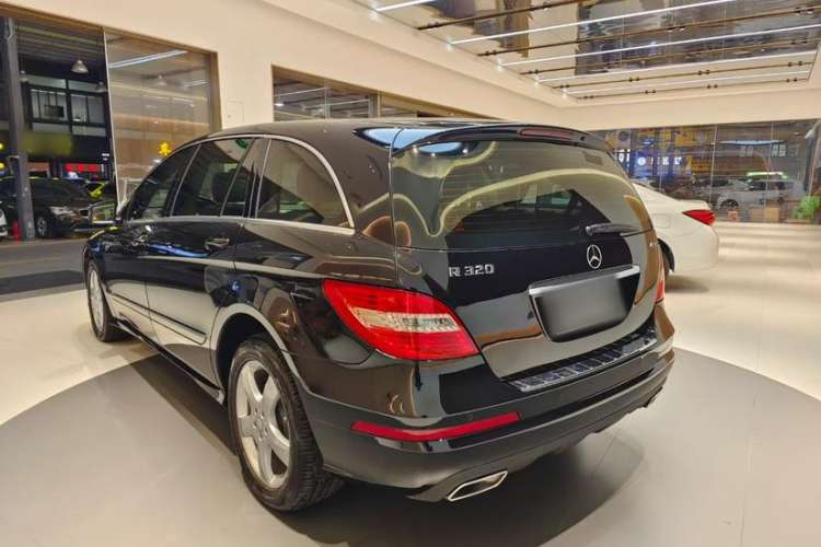 Used Mercedes-Benz R-Class 2015 R 320 4MATIC Luxury Model Exterior 2