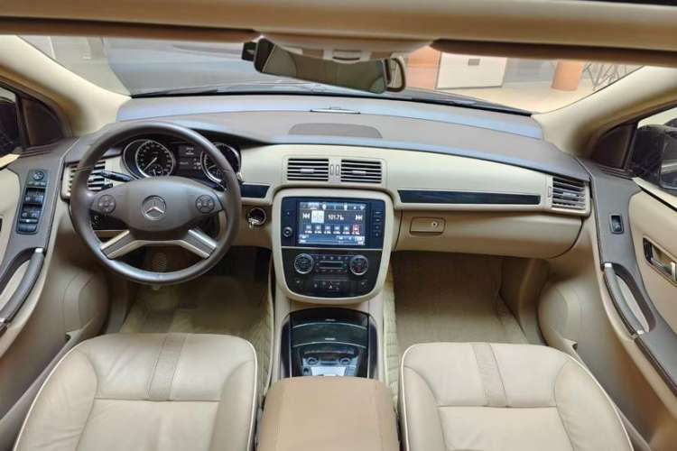 Used Mercedes-Benz R-Class 2015 R 320 4MATIC Luxury Model Interior 1