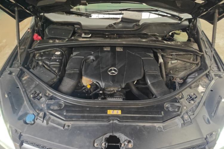 Used Mercedes-Benz R-Class 2015 R 400 4MATIC Business Model Engine Bay