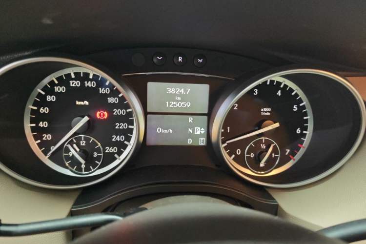 Used Mercedes-Benz R-Class 2015 R 400 4MATIC Business Model Instrument Cluster