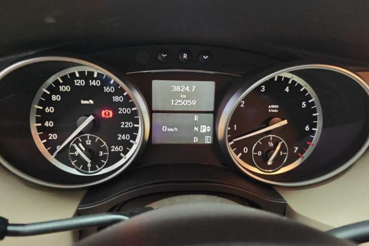 Used Mercedes-Benz R-Class 2015 R 400 4MATIC Business Model Odometer Close Up