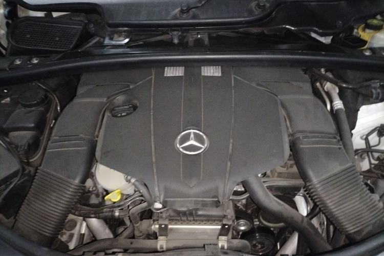 Used Mercedes-Benz R-Class 2015 R 400 4MATIC Business Model Engine Bay