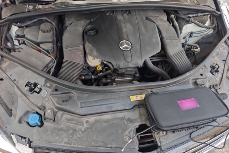 Used Mercedes-Benz R-Class 2015 R 320 4MATIC Luxury Model Engine Bay